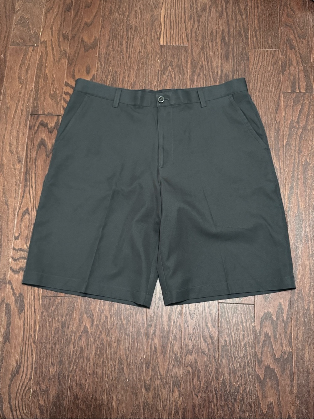 Izod Men's Gray Flat-Front Shorts